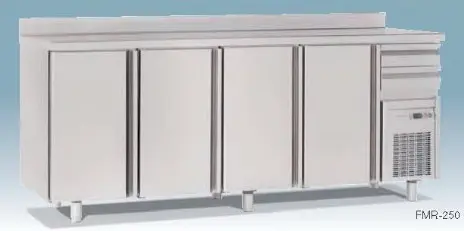 Mesas refrigeradas frente mostrador
